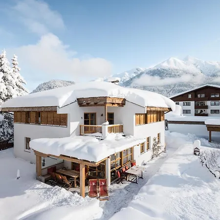 Loewen Chalet Seefeld in Tirol